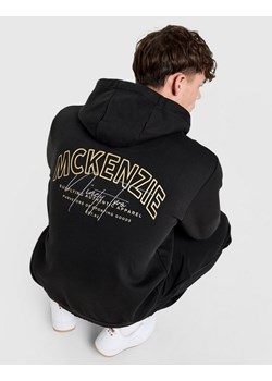 MCKENZIE BLUZA Z KAPTUREM SCRIPT OH HD BLK-BLK ze sklepu JD Sports  w kategorii Bluzy męskie - zdjęcie 187563818