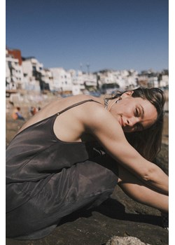 Midi Twisted Dress - Stone Grey ze sklepu Surf Inc w kategorii Sukienki - zdjęcie 187566678