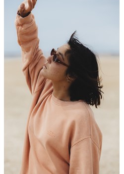 SRF Core Sweat - Peach Fuzz ze sklepu Surf Inc w kategorii Bluzy damskie - zdjęcie 187566906