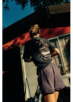 Flamingo Tee - Stone Grey ze sklepu Surf Inc w kategorii Bluzki damskie - zdjęcie 187569197