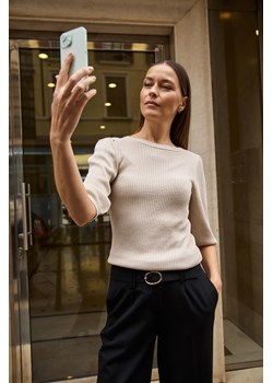 Prążkowany sweter z bufiastymi rękawami beżowy ze sklepu Moodo.pl w kategorii Swetry damskie - zdjęcie 187575009