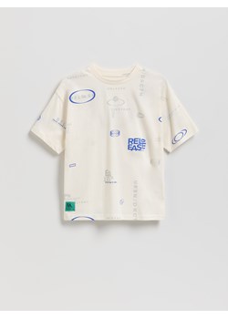 Reserved - Bawełniany t-shirt z nadrukiem - złamana biel ze sklepu Reserved w kategorii T-shirty chłopięce - zdjęcie 187576256