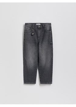 Reserved - Jeansy baggy z brelokiem - szary ze sklepu Reserved w kategorii Spodnie chłopięce - zdjęcie 187578487
