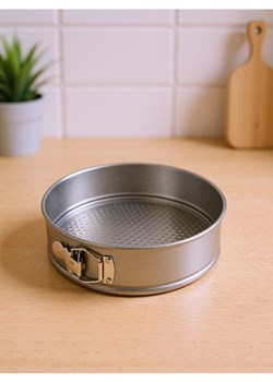 Sinsay - Okrągła forma do pieczenia - szary ze sklepu Sinsay w kategorii Akcesoria do pieczenia - zdjęcie 187581135