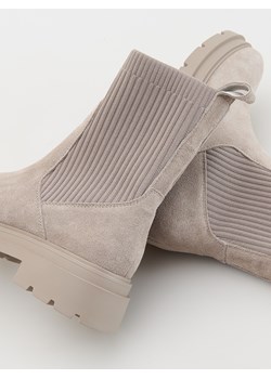 Reserved - Zamszowe botki - jasnoszary ze sklepu Reserved w kategorii Botki - zdjęcie 187582468