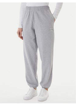 Calvin Klein Jeans Spodnie dresowe Foil Monologo LV047E826G Szary Regular Fit ze sklepu MODIVO w kategorii Spodnie damskie - zdjęcie 187585355