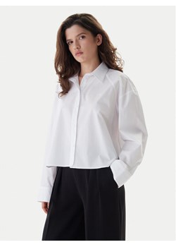 Calvin Klein Jeans Koszula LV047C141G Biały Boxy Fit ze sklepu MODIVO w kategorii Koszule damskie - zdjęcie 187585447