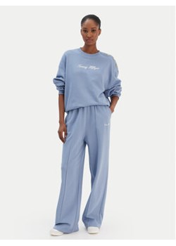 Tommy Hilfiger Spodnie dresowe Script WW0WW48784 Niebieski Relaxed Fit ze sklepu MODIVO w kategorii Spodnie damskie - zdjęcie 187586136