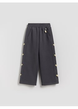 Reserved - Spodnie dresowe z brelokiem - ciemnoszary ze sklepu Reserved w kategorii Spodnie chłopięce - zdjęcie 187590189
