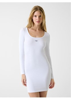 Guess Jeans Sukienka codzienna 179918 Biały Classic Fit ze sklepu MODIVO w kategorii Sukienki - zdjęcie 187591675