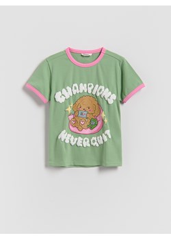 Reserved - Bawełniany t-shirt z nadrukiem Boffie & Poko - oliwkowy ze sklepu Reserved w kategorii Bluzki dziewczęce - zdjęcie 187594447