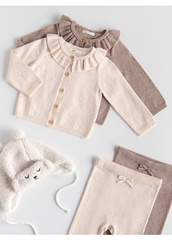 Reserved - Dzianinowy komplet z falbanką - złamana biel ze sklepu Reserved w kategorii Komplety niemowlęce - zdjęcie 187595775