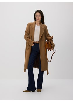 Reserved - Płaszcz z wiązanym paskiem - beżowy ze sklepu Reserved w kategorii Płaszcze damskie - zdjęcie 187596298