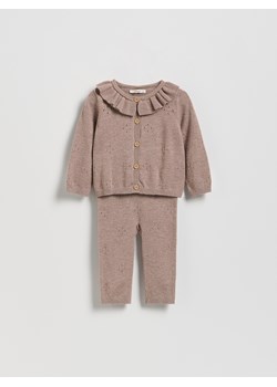 Reserved - Dzianinowy komplet z falbanką - jasnofioletowy ze sklepu Reserved w kategorii Komplety niemowlęce - zdjęcie 187599665