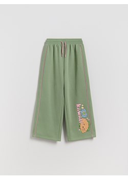 Reserved - Spodnie dresowe z nadrukiem Boffie & Poko - jasnozielony ze sklepu Reserved w kategorii Spodnie chłopięce - zdjęcie 187599796
