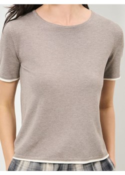 Sinsay - Swetrowa bluzka z krótkim rękawem i kontrastową lamówką z wiskozą - brązowy ze sklepu Sinsay w kategorii Bluzki damskie - zdjęcie 187600869