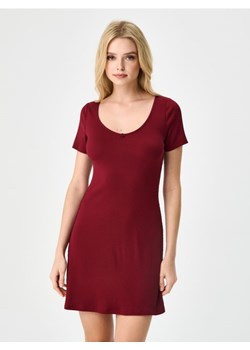 Sinsay - Prążkowana sukienka mini z różą przy dekolcie - bordowy ze sklepu Sinsay w kategorii Sukienki - zdjęcie 187600918