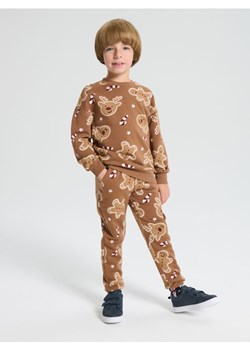 Sinsay - Spodnie jogger z motywem świątecznym - brązowy ze sklepu Sinsay w kategorii Spodnie chłopięce - zdjęcie 187609948