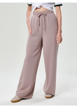 Sinsay - Spodnie soft touch z dodatkiem wiskozy - beżowy ze sklepu Sinsay w kategorii Spodnie damskie - zdjęcie 187609968