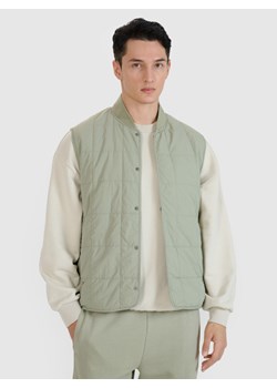 Męski bezrękawnik ze stójką 4F 4FWSS25TVJAM210  - zielony ze sklepu Sportstylestory.com w kategorii Kamizelki męskie - zdjęcie 187611245