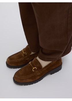 Reserved - Zamszowe loafersy z klamrą - beżowy ze sklepu Reserved w kategorii Mokasyny damskie - zdjęcie 187612637