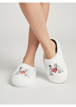 Sinsay - Kapcie z futerkiem 101 Dalmatians - biały ze sklepu Sinsay w kategorii Kapcie damskie - zdjęcie 187615485
