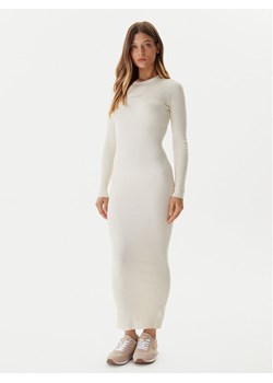 Guess Sukienka dzianinowa V5BK02 Z3JD2 Écru Slim Fit ze sklepu MODIVO w kategorii Sukienki - zdjęcie 187618229