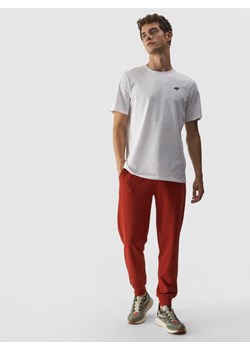 Męskie spodnie dresowe joggery 4F 4FWMM00TTROM0942 - czerwone ze sklepu Sportstylestory.com w kategorii Spodnie męskie - zdjęcie 187619648