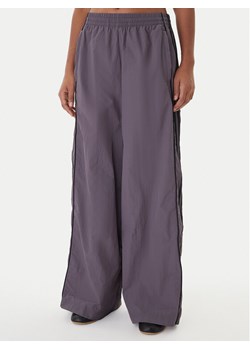 adidas Spodnie dresowe Adibreak adicolor Adilenium JV7487 Szary Oversize ze sklepu MODIVO w kategorii Spodnie damskie - zdjęcie 187620579
