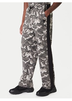 Guess Spodnie dresowe Z6RB02 K9YI1 Szary Regular Fit ze sklepu MODIVO w kategorii Spodnie męskie - zdjęcie 187620608
