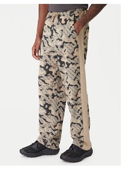 Guess Spodnie dresowe Z6RB02 K9YI1 Beżowy Regular Fit ze sklepu MODIVO w kategorii Spodnie męskie - zdjęcie 187622678
