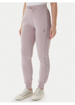 Guess Spodnie dresowe Allie Scuba V2YB18 K7UW2 Beżowy Regular Fit ze sklepu MODIVO w kategorii Spodnie damskie - zdjęcie 187625216