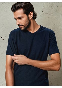 Sinsay - Koszulka z dekoltem w serek w stylu basic - granatowy ze sklepu Sinsay w kategorii T-shirty męskie - zdjęcie 187634536