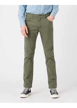 WRANGLER GREENSBORO MĘSKIE SPODNIE JEANSOWE MILITARE GREEN W15Q71G40 112319944 ze sklepu YouNeedit.pl w kategorii Jeansy męskie - zdjęcie 187640727
