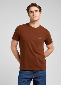 MESKA KOSZULKA LEE SS PATCH LOGO TEE LUXE BROWN 112370498 ze sklepu YouNeedit.pl w kategorii T-shirty męskie - zdjęcie 187640728