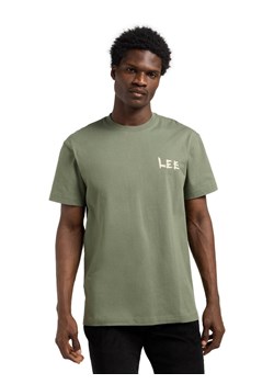 MESKA KOSZULKA LEE ELEVATED ESS LOGO TEE OLIVE STONE 112370701 ze sklepu YouNeedit.pl w kategorii T-shirty męskie - zdjęcie 187640829