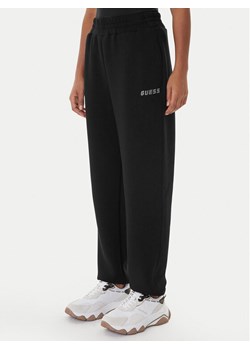 Guess Spodnie dresowe Cecilia V4BB13 K7UW2 Czarny Regular Fit ze sklepu MODIVO w kategorii Spodnie damskie - zdjęcie 187646405