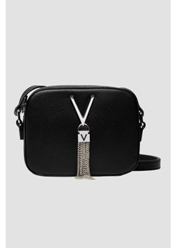 VALENTINO Mała czarna torebka o teksturze skóry z ozdobnym V divina haversack ze sklepu outfit.pl w kategorii Listonoszki - zdjęcie 187647168