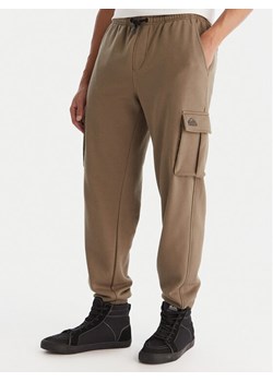 Quiksilver Spodnie dresowe Cargo Fleece EQYFB03401 Khaki Regular Fit ze sklepu MODIVO w kategorii Spodnie męskie - zdjęcie 187648838