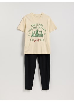 Reserved - Dwuczęściowa piżama ze świątecznym nadrukiem - złamana biel ze sklepu Reserved w kategorii Piżamy męskie - zdjęcie 187649719