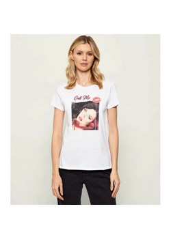 GUESS T-shirt CALL ME EASY | Slim Fit ze sklepu Gomez Fashion Store w kategorii Bluzki damskie - zdjęcie 187650749