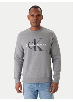 Calvin Klein Jeans Bluza J30J320933 Szary Regular Fit ze sklepu MODIVO w kategorii Bluzy męskie - zdjęcie 187653057