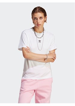 adidas T-Shirt Adicolor Essentials Regular T-Shirt IC1831 Biały Regular Fit ze sklepu MODIVO w kategorii Bluzki damskie - zdjęcie 187653655