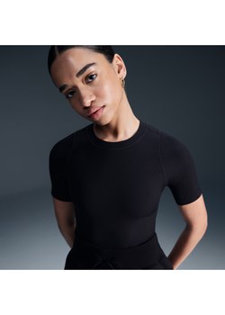 Damska koszulka z krótkim rękawem Dri-FIT Nike Zenvy Rib - Czerń ze sklepu Nike poland w kategorii Bluzki damskie - zdjęcie 187662626