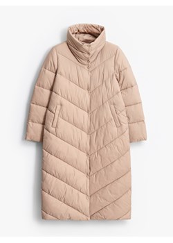 Mohito - Długi pikowany beżowy płaszcz - beżowy ze sklepu Mohito w kategorii Płaszcze damskie - zdjęcie 187665847