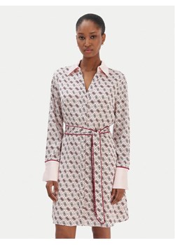 Guess Sukienka koszulowa W6RK90 WF1T2 Różowy Regular Fit ze sklepu MODIVO w kategorii Sukienki - zdjęcie 187666945