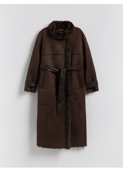 Reserved - Dwurzędowy płaszcz z kożuchem - ciemnobrązowy ze sklepu Reserved w kategorii Płaszcze damskie - zdjęcie 187667527