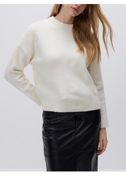 Reserved - Sweter z obniżoną linią ramion - kremowy ze sklepu Reserved w kategorii Swetry damskie - zdjęcie 187669479