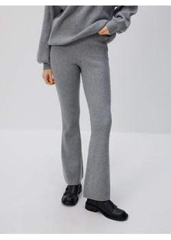 Reserved - Dzianinowe spodnie flare - jasnoszary ze sklepu Reserved w kategorii Spodnie damskie - zdjęcie 187670775