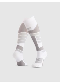 Męskie skarpety narciarskie 4F 4FWAW25UFSOM236 - białe ze sklepu Sportstylestory.com w kategorii Skarpetki męskie - zdjęcie 187671567